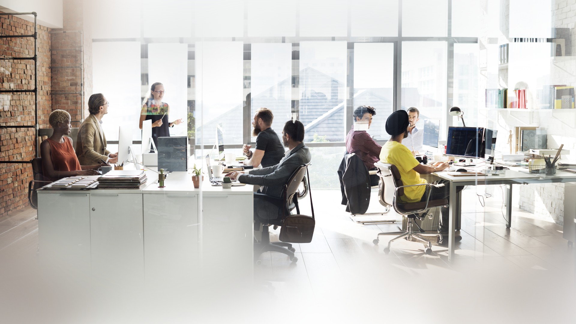 Personnes diverses travaillant dans un bureau
